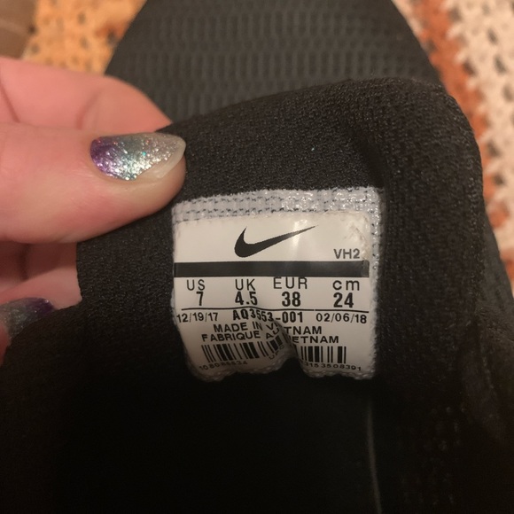 Black and white Nike tennis shoes - Picture 3 of 3